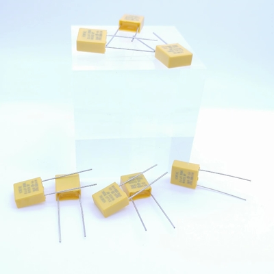 Color amarillo resistente y capacitivo del condensador 0.1UF 310V P7.5MM del alivio de presión