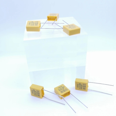 Color amarillo resistente y capacitivo del condensador 0.1UF 310V P7.5MM del alivio de presión
